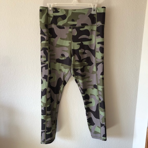 ZYIA Green Camo Pocket Light n Tight 7/8 Leggings - Picture 4 of 9